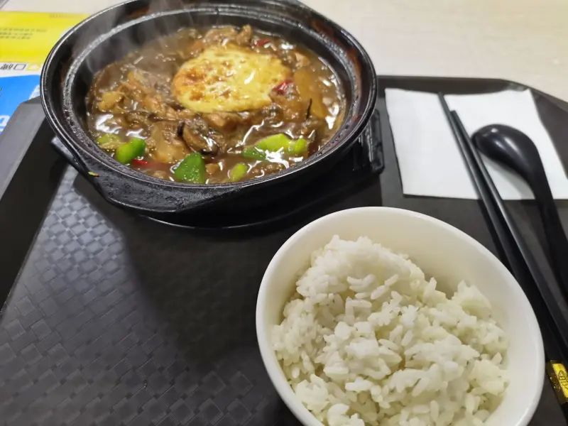 兄弟们这两个姑娘你们怎么选