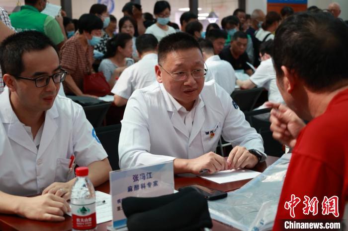 (身边的变化)百余专家回老家义诊:用医学所成回馈家乡 点亮乡村医路 (身边的变化)百余专家回老家义诊:用医学所成回馈家乡 点亮乡村医路