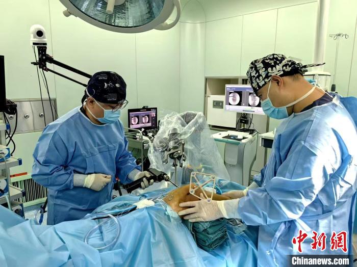 青海首例“5G+机器人”远程操作髌骨内侧支持带重建术成功实施 青海首例“5G+机器人”远程操作髌骨内侧支持带重建术成功实施