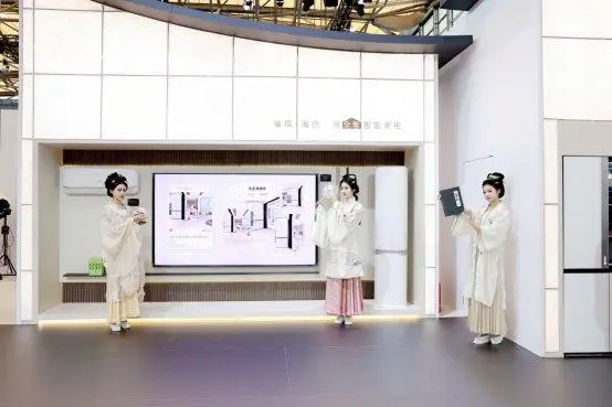 海信璀璨套系闪耀AWE 2025，陈梦、萨内蒂点赞中国高端智造