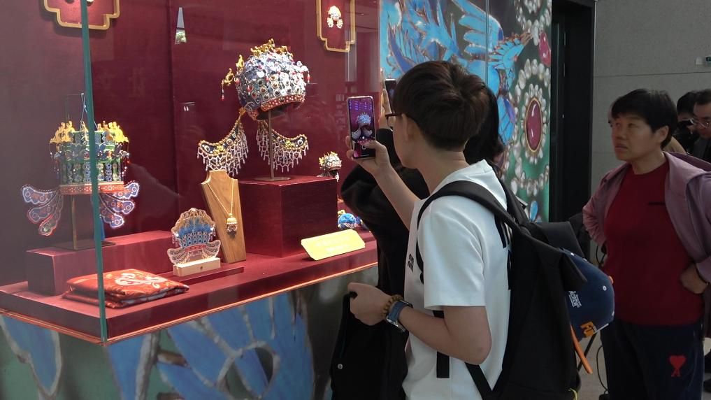 文化中国行丨“小文创”折射文旅“大热度” 国博“网红”凤冠冰箱贴销量破百万件